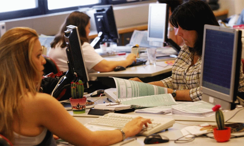 Δημόσιο: Τι αλλάζει με μισθούς και εισφορές -Τα μέτρα για την ανεργία